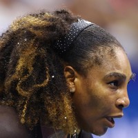 Tak cuma di pakaian, taburan berlian konsisten hingga headband, bahkan rambutnya. Tanpa terkecuali, sepasang sepatu yang menjadi andalan sahabat Meghan Markle itu. (Foto: Getty Images/Elsa)