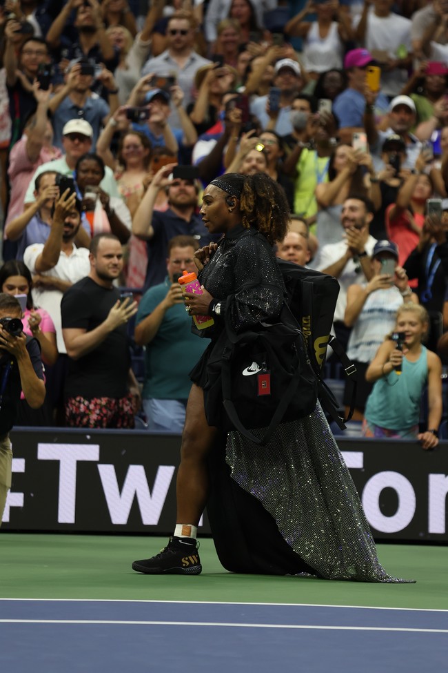 Saat hendak menghadapi petenis Danka Kovinic dari Montenegro di babak pertama US Open 2022 baru-baru ini, Serena Williams muncul dalam balutan busana serba hitam yang dihiasi taburan kristal. (Foto: Getty Images/Al Bello)