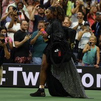 Saat hendak menghadapi petenis Danka Kovinic dari Montenegro di babak pertama US Open 2022 baru-baru ini, Serena Williams muncul dalam balutan busana serba hitam yang dihiasi taburan kristal. (Foto: Getty Images/Al Bello)