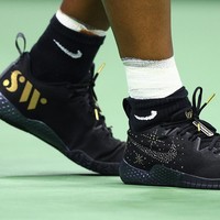 Tak tanggung-tanggung, 400 detail berlian menghiasi sepatu hitam bersiluet NikeCourt Flare 2 itu. Logo swoosh khas Nike pun hadir dalam detail berlian yang dipasok dari jenama perhiasan Serena, Serena Williams Jewelry. (Foto: Getty Images/Elsa)