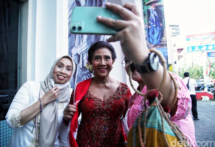 Eks Menteri Kelautan dan Perikanan Susi Pudjiastuti ikut meramaikan pameran fotografi Kebaja Saja di Galeri Foto Jurnalistik Antara, Pasar Baru, Jakarta Pusat.