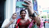 Ia pun langsung menjadi incaran pengunjung untuk swafoto bersama.