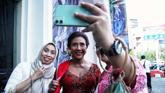 Eks Menteri Kelautan dan Perikanan Susi Pudjiastuti ikut meramaikan pameran fotografi Kebaja Saja di Galeri Foto Jurnalistik Antara, Pasar Baru, Jakarta Pusat.