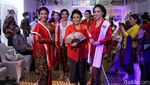 Gaya Susi Pudjiastuti Ramaikan Pameran Foto Kebaya