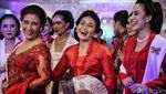 Gaya Susi Pudjiastuti Ramaikan Pameran Foto Kebaya
