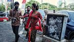Gaya Susi Pudjiastuti Ramaikan Pameran Foto Kebaya