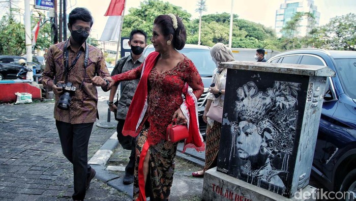 Gaya Susi Pudjiastuti Ramaikan Pameran Foto Kebaya Eks Menteri Kelautan dan Perikanan Susi Pudjiastuti ikut meramaikan pameran fotografi Kebaja Saja di Galeri Foto Jurnalistik Antara, Pasar Baru, Jakarta Pusat.
