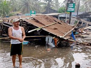 Gelombang Tinggi Terjang Pesisir Kebumen, Ratusan Warung Rusak