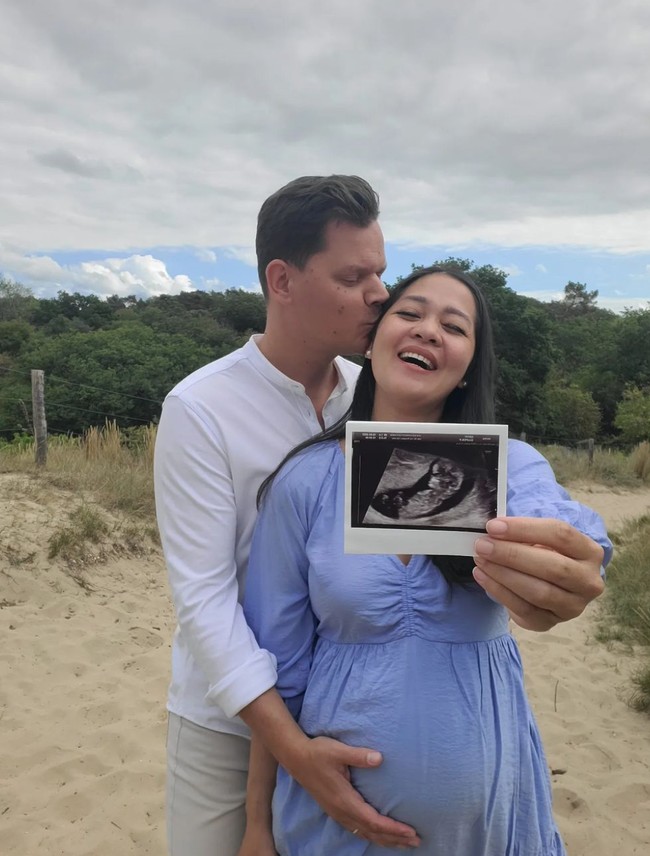 Gracia Indri akhirnya mengumumkan kabar kehamilannya usai sempat terlihat menutupinya dari publik. Melalui unggahan Instagramnya pada tanggal 29 Agustus 2022, Gracia dan suaminya tampak memamerkan hasil USG sang jabang bayi. Foto: Instagram/@graciaz14