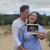 Gracia Indri akhirnya mengumumkan kabar kehamilannya usai sempat terlihat menutupinya dari publik. Melalui unggahan Instagramnya pada tanggal 29 Agustus 2022, Gracia dan suaminya tampak memamerkan hasil USG sang jabang bayi. Foto: Instagram/@graciaz14