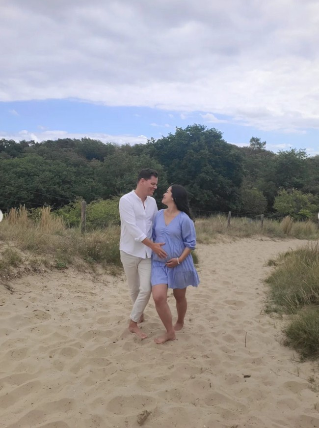 Melalui keterangan unggahannya wanita 33 tahun itu mengungkapkan jika kehamilannya saat ini sudah mau memasuki usia 7 bulan. Baby bump di perutnya pun sudah jelas terlihat. Foto: Instagram/@graciaz14