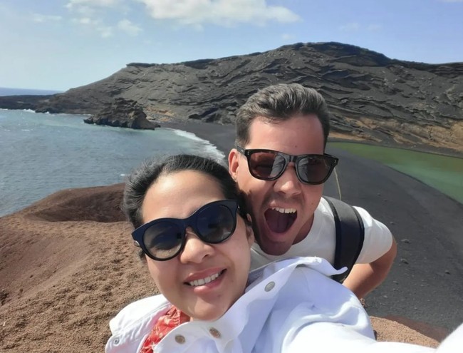 Sebelum mengumumkan kehamilan, Gracia sempat mengunggah foto dirinya bersama sang suami ketika sedang berlibur bersama ke Puerto del Carmen. Dalam foto tersebut beberapa netizen memang sudah menyebut jika aura Gracia Indri seperti ibu hamil. Foto: Instagram/@graciaz14
