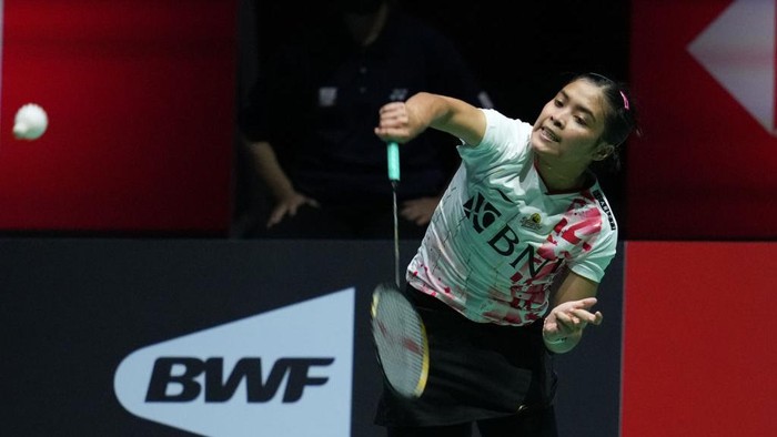 TOKYO, JAPAN - AUGUST 23: Gregoria Mariska Tunjung of Indonesia competes in the Womens Singles Second Round match against Akane Yamaguchi of Japan on day two of the BWF World Championships at Tokyo Metropolitan Gymnasium on August 23, 2022 in Tokyo, Japan. (Photo by Toru Hanai/Getty Images)