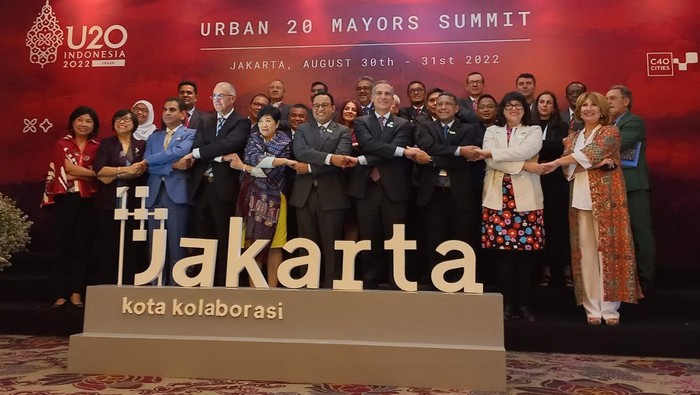 Gubernur DKI Jakarta Anies Baswedan melakukan pertemuan bilateral dengan Gubernur Tokyo Yurike Koike.
