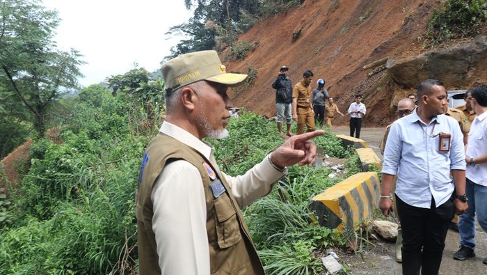 Gubernur Sumbar Tinjau Titik Longsor di Sitinjau Lauik