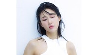 Ia bukan lagi menjadi sang pengacara yang selalu berdandan resmi. Foto: (dok. Instagram @hayoonkie)