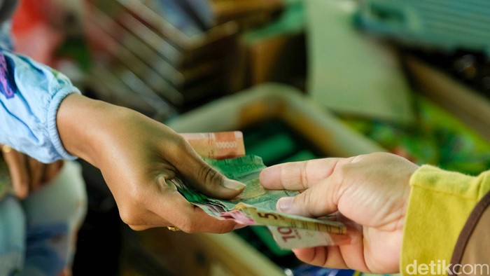 Wini memiliki pasar tradisional untuk menunjang kebutuhan warga di sana. Uniknya, Pasar Wini hanya buka di hari Senin.