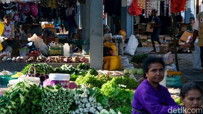 Wini memiliki pasar tradisional untuk menunjang kebutuhan warga di sana. Uniknya, Pasar Wini hanya buka di hari Senin.