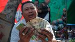 Hiruk Pikuk Pasar Wini NTT,  Ada yang Belanja dari Negeri Tetangga