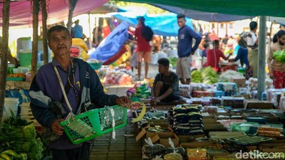 Hiruk Pikuk Pasar Wini NTT,  Ada yang Belanja dari Negeri Tetangga
