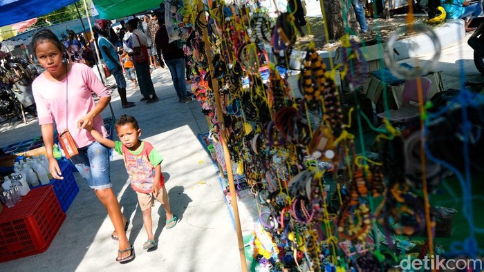 Hiruk Pikuk Pasar Wini yang Cuma Ada Tiap Senin Wini memiliki pasar tradisional untuk menunjang kebutuhan warga di sana. Uniknya, Pasar Wini hanya buka di hari Senin.