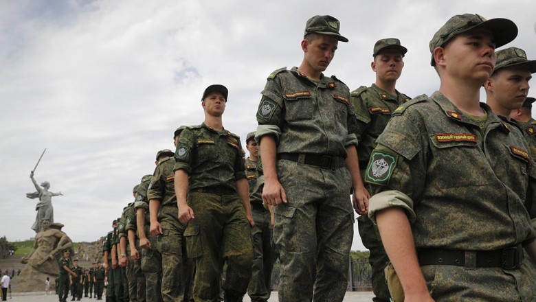 FILE - Russian army soldiers march during an action in support for the soldiers involved in the military operation in Ukraine, at the Mamaev Kurgan, a World War II memorial in Volgograd, Russia, July 11, 2022. Russian President Vladimir Putin has on Thursday, Aug. 25 ordered the Russian military to increase the size of the countrys armed forces by 137,000 amid Moscow’s military action in Ukraine. (AP Photo/Alexandr Kulikov, file)