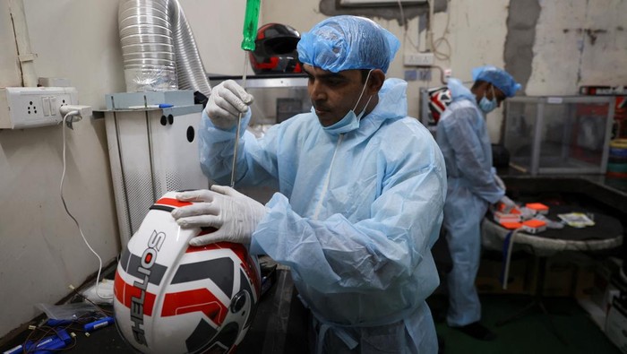 India Bikin Helm Anti Polusi dengan Filter Udara, Begini Bentuknya Motorcycle helmets manufactured by Shellios Technolabs, that they claim is fitted with filters and a fan at the back of the helmet, is pictured at the assembling unit of its factory in an industrial area, in New Delhi, India, August 23, 2022. REUTERS/Anushree Fadnavis