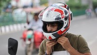 Pengendara mencoba helm untuk melawan polusi ini. Setiap helm dijual dengan harga 4.500 rupee (sekitar Rp 850 ribu), atau hampir empat kali lipat dari harga helm biasa. Cukup mahal bagi kebanyakan pemotor motor di India.