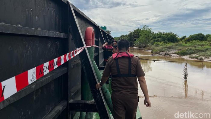 Ini Aset Surya Darmadi yang disita Kejagung di Sumsel Sejumlah aset milik tersangka kasus korupsi lahan sawit Surya Darmadi senilai Rp 17 triliun, disita Kejagung. Salah satunya yakni tongkang dan tugboat.