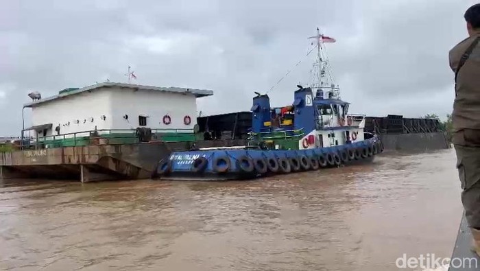 Ini Aset Surya Darmadi yang disita Kejagung di Sumsel Sejumlah aset milik tersangka kasus korupsi lahan sawit Surya Darmadi senilai Rp 17 triliun, disita Kejagung. Salah satunya yakni tongkang dan tugboat.