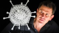 Seniman bernama Luke Jerram membuat instalasi unik berupa kaca vaksin Virus Corona di Bristol, Inggris, pada 5 Februari 2021 lalu. Instalasi tersebut merupakan bentuk raksasa dari nanopartikel vaksin yang sebenarnya, keren banget.