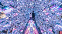 Lanjut, ada instalasi yang bisa Anda rasakan langsung di Shanghai, China, berupa lorong kaca bak memasuki dunia multiverse di film Doctor Strange. Pameran ini digelar pada 13 Mei 2020 lalu.