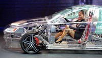 Di Frankfurt, Jerman, ada sebuah mobil tembus pandang yang dibuat dari kaca akrilik di pameran mobil internasional IAA pada 11 September 2013.