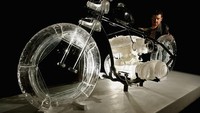 Sebuah instalasi bertajuk The Glass Ride di Edinburg, Skotlandia, memamerkan sebuah motor yang dibuat dari kaca. Pameran ini digelar pada 6 Desember 2006 lalu.