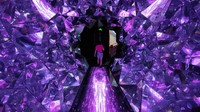 Dari Shanghai, China, ada sebuah instalasi kaca yang sanggup membuat Anda terhipnotis. Pameran ini diselenggarakan pada 22 Agustus 2022 lalu.