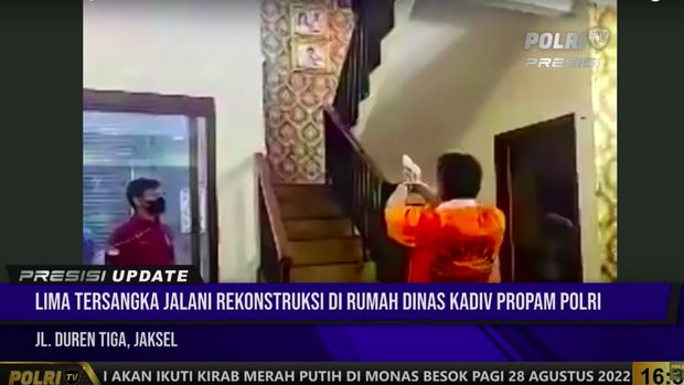 Irjen Ferdy Sambo memeragakan adegan dalam rekonstruksi kasus pembunuhan Brigadir J di rumah dinas Kadiv Propam Porlri di Kompleks Polri Duren Tiga, Jaksel, Selasa (30/8/2022) (Screenshot YouTube Polri TV Radio)