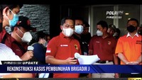 Sambo tampak dikawal oleh sejumlah orang. Ada tulisan Tahanan Bareskrim Polri di belakang baju tahanan yang dikenakan Sambo. (Foto: Polri TV Radio)