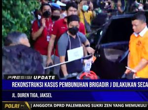Ferdy Sambo Pakai Sarung Tangan Hitam Saat Tiba di Rumah Duren Tiga