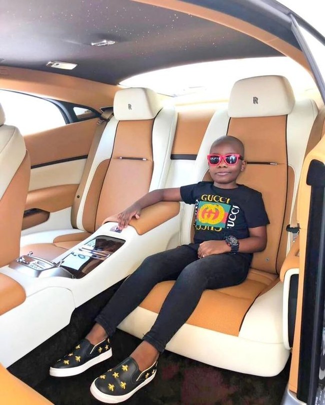 Ismailia Mustapha menyebut pihak EFCC sebagai maling berseragam. Namun kini Instagram pria yang kerap memamerkan kekayaan bersama anak dan istrinya itu sudah tidak lagi menampilkan unggahan terbaru. Unggahan terakhirnya pada enam hari lalu di mana dia mempromosikan trading. Foto: Dok. Instagram mompha_lifestyle