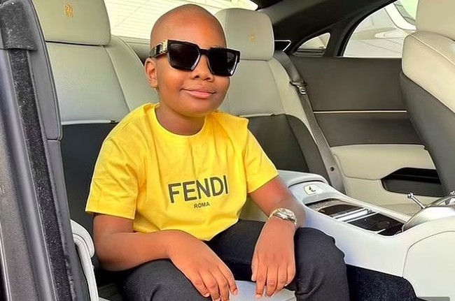 Dalam surat resmi yang dirilis oleh Economic and Financial Crimes Commission, ayah Mompha Junior, Ismailia Mustapha, tengah dicari karena melakukan pelanggaran. “Pengumuman ini menyatakan bahwa ISMAILA MUSTAPHA yang fotonya ada di bawah ini, dicari oleh Economic and Financial Crimes Commission (EFCC),” tulis pengumuman tersebut dengan menyertakan berbagai kasus yang dituduhkan pada Ismaila termasuk kasus pencucian uang. Foto: Dok. Instagram mompha_lifestyle