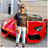 Bocah bernama Mompha Junior ini pernah bikin iri banyak orang dewasa karena gaya hidupnya. Saat umurnya belum genap 10 tahun, dia sudah menikmati kenyamanan hidup maksimal. Tak hanya dimanjakan dengan berbagai fasilitas dan mainan, ia bahkan sudah bisa memiliki mobil dan rumah mewah. Foto: Dok. Instagram mompha_lifestyle