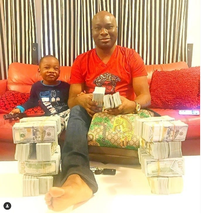 Ayah Mompha Junior, Ismailia Mustapha, merupakan CEO Mompha Bureau De Change. Pria yang dipanggil Mompha Senior ini kerap memperlihatkan kekayaannya seperti menghitung uang yang bertumpuk-tumpuk di rumahnya. Foto: Dok. Instagram mompha_lifestyle