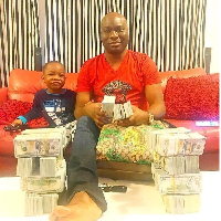 Ayah Mompha Junior, Ismailia Mustapha, merupakan CEO Mompha Bureau De Change. Pria yang dipanggil Mompha Senior ini kerap memperlihatkan kekayaannya seperti menghitung uang yang bertumpuk-tumpuk di rumahnya. Foto: Dok. Instagram mompha_lifestyle