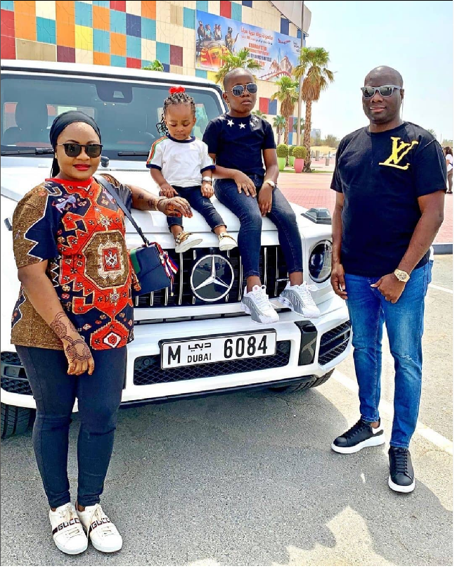 Seperti dikutip dari The Guardian Nigeria, Ismailia Mustapha atau Mompha Senior membantah melakukan pencucian uang. Dia kemudian dibebaskan dengan membayar jaminan 350 ribu poundsterling atau sekitar Rp 6 miliar. Namun saat sidang kasusnya, Ismailia tidak hadir. Alhasil kini dia jadi buronan. Foto: Dok. Instagram mompha_lifestyle