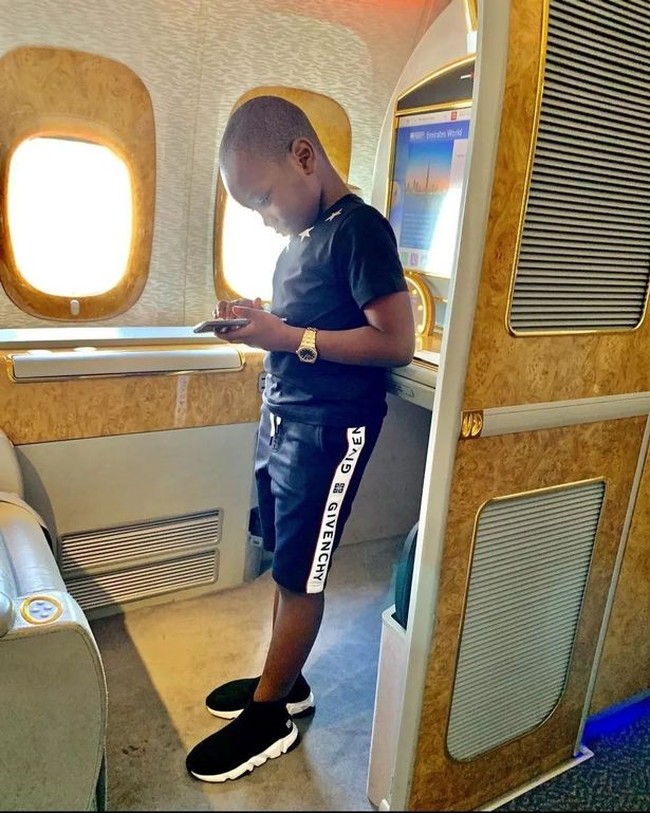 Mompha Junior asal Lagos, Nigeria, Afrika, dijuluki miliuner termuda dunia. Melalui unggahan Instagram mompha_lifestyle, sang ayah, Ismailia Mustapha atau Mompha Senior kerap memamerkan gaya hidup mewahnya dan sang anak, termasuk terbang dengan first class dan busana serba branded. Foto: Dok. Instagram mompha_lifestyle