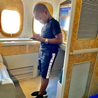 Mompha Junior asal Lagos, Nigeria, Afrika, dijuluki miliuner termuda dunia. Melalui unggahan Instagram mompha_lifestyle, sang ayah, Ismailia Mustapha atau Mompha Senior kerap memamerkan gaya hidup mewahnya dan sang anak, termasuk terbang dengan first class dan busana serba branded. Foto: Dok. Instagram mompha_lifestyle