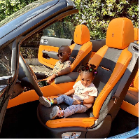 “Pemerasan dan intimidasi dari EFCC membuatku menyimpulkan bahwa aku tidak bisa mendapatkan keadilan di sistem yang korup ini, di mana EFCC sudah mengambil uang dariku untuk kejahatan yang tidak pernah aku lakukan, begitu juga para juri yang siap mengirimku lagi ke penjara tanpa ada bukti,” tulisnya. Foto: Dok. Instagram mompha_lifestyle