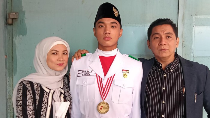 Isra Mashel Arifin bersama ayah dan ibunya.