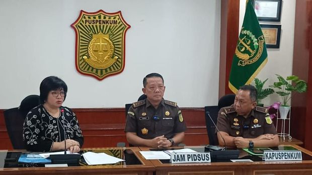 Konferensi pers kerugian keuangan negara kasus korupsi PT Duta Palma Group.(Foto: Jampidsus Kejagung Febrie Adriansyah, Deputi Bidang Investigasi BPKP Agustina Arumsari, Kapuspenkum Kejagung Ketut Sumedana)