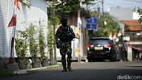 Personel Brimob itu memantau situasi di sekitar rumah Ferdy Sambo.